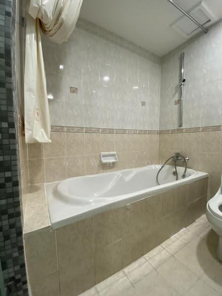 Kondominium untuk Dijual di Gold Coast Resort Condominium - Shawn Toh - Bathroom - PropertyGuru.com.my