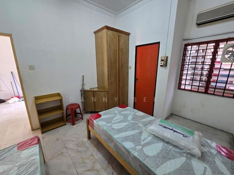 Rumah Teres 1-Tingkat untuk Disewa di Taman Putri Kulai (Kulai) - Danny See - Bedroom - PropertyGuru.com.my