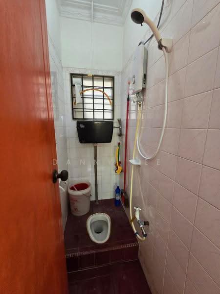 Rumah Teres 1-Tingkat untuk Disewa di Taman Putri Kulai (Kulai) - Danny See - Bathroom - PropertyGuru.com.my