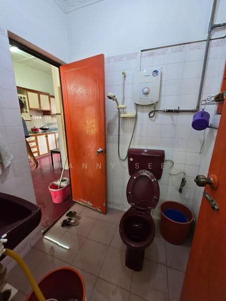 Rumah Teres 1-Tingkat untuk Disewa di Taman Putri Kulai (Kulai) - Danny See - Bathroom - PropertyGuru.com.my