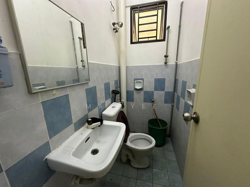 Pangsapuri untuk Disewa di Nusa Bestari Shoplot Apartment - Max Yee - Bathroom - PropertyGuru.com.my