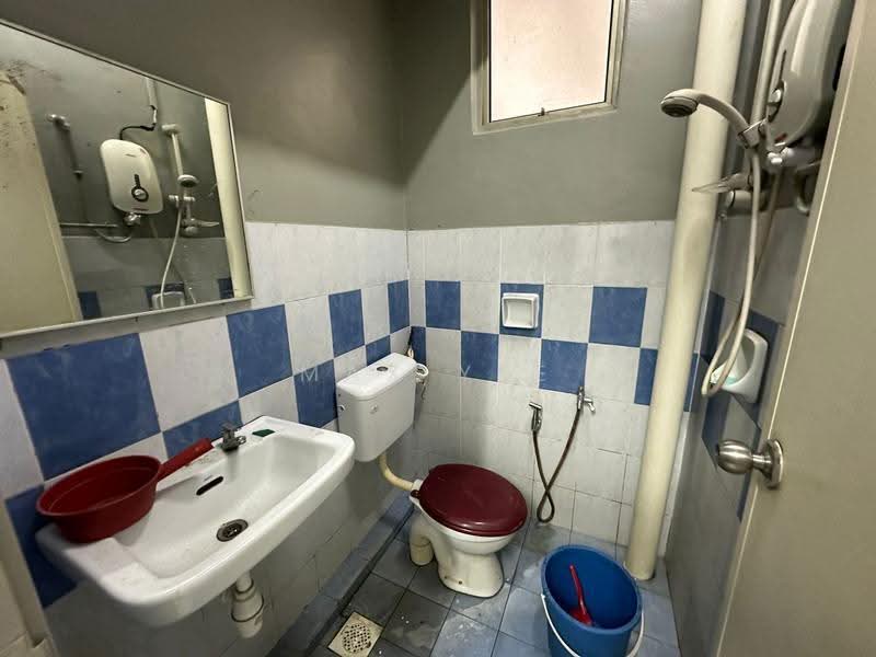 Pangsapuri untuk Disewa di Nusa Bestari Shoplot Apartment - Max Yee - Bathroom - PropertyGuru.com.my