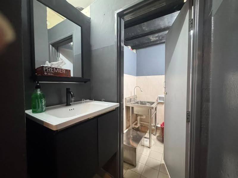Kedai untuk Dijual di Jalan Ipoh (Kuala Lumpur) - Tris Jong - Bathroom - PropertyGuru.com.my