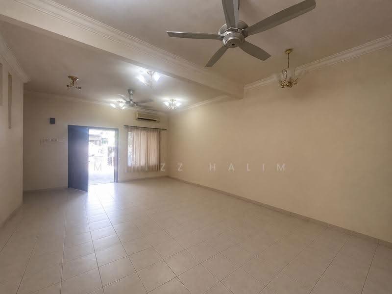 2-storey Terraced House for Sale in Bukit Jelutong (Shah Alam) - Mu'izz Halim - Living Room - PropertyGuru.com.my
