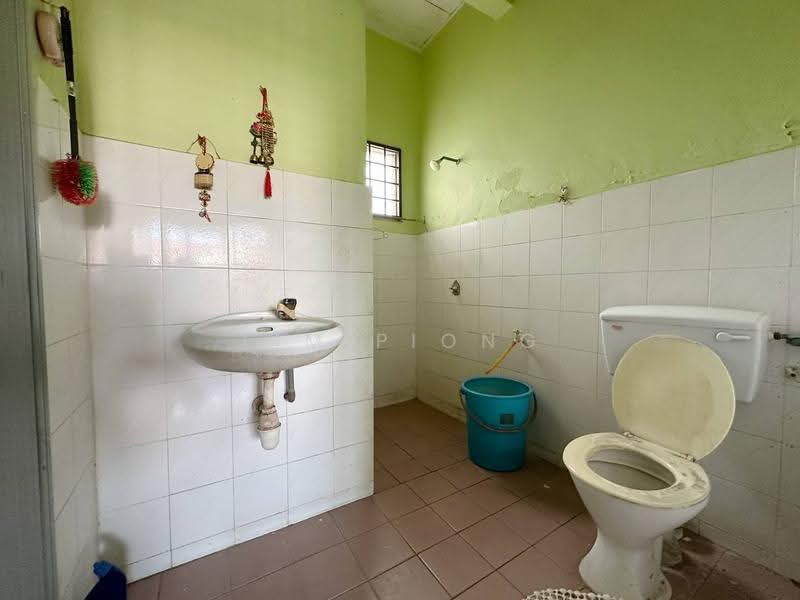 Rumah Teres 1-Tingkat untuk Dijual di Taman Merdeka (Batu Berendam) - Tim Piong - Bathroom - PropertyGuru.com.my