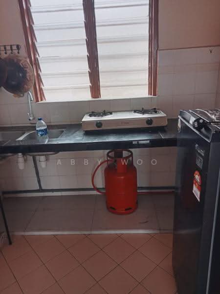 Rumah Flat untuk Disewa di Flat PKNS Section 7 - Abby Woo - Kitchen - PropertyGuru.com.my