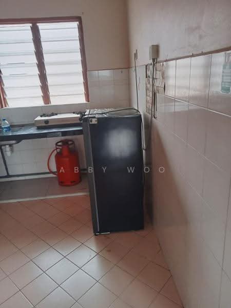 Rumah Flat untuk Disewa di Flat PKNS Section 7 - Abby Woo - Kitchen - PropertyGuru.com.my