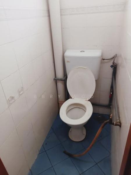 Rumah Flat untuk Disewa di Flat PKNS Section 7 - Abby Woo - Bathroom - PropertyGuru.com.my