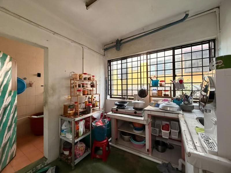 Flat for Sale at Flat Bandar Selesa Jaya @ Jalan Silat Gayong - Kai Ni - Kitchen - PropertyGuru.com.my