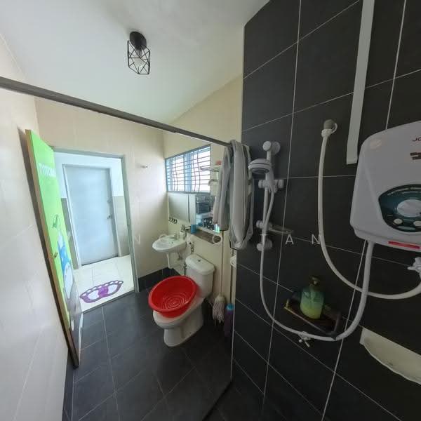 Rumah Bandar untuk Disewa di Sitiawan (Perak) - Lingko Tan - Bathroom - PropertyGuru.com.my