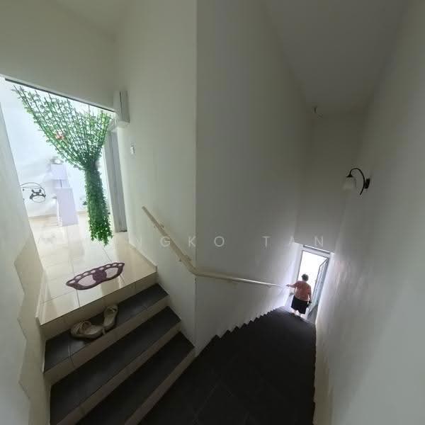 Rumah Bandar untuk Disewa di Sitiawan (Perak) - Lingko Tan - Entrance - PropertyGuru.com.my