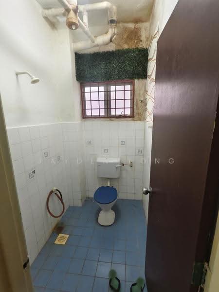 Pangsapuri untuk Dijual di Pangsapuri Senja - Jayden Tong - Bathroom - PropertyGuru.com.my