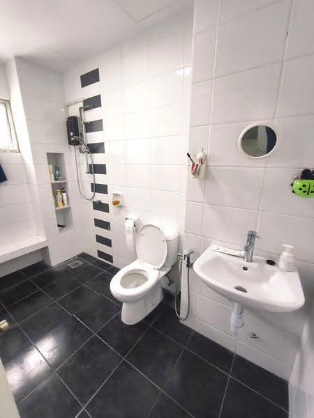 Kondominium untuk Dijual di Lagoon Suites - Michelle Lee - Bathroom - PropertyGuru.com.my