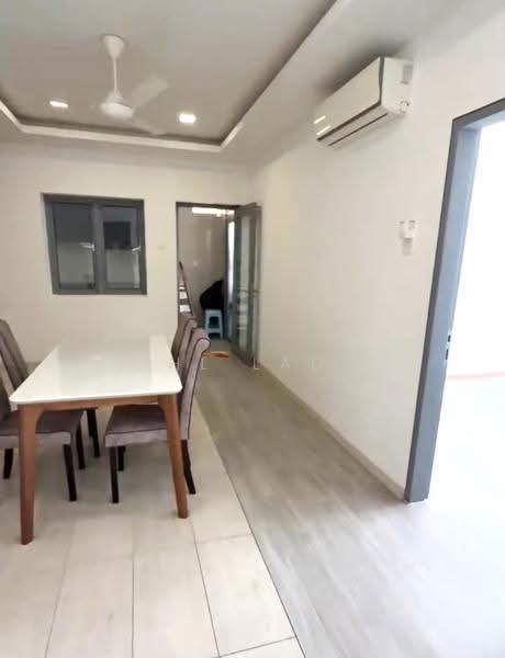 Kondominium untuk Disewa di Lakefront Residence - HL Lau - Dining Room - PropertyGuru.com.my
