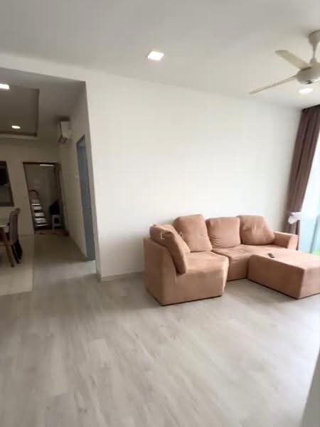 Kondominium untuk Disewa di Lakefront Residence - HL Lau - Living Room - PropertyGuru.com.my