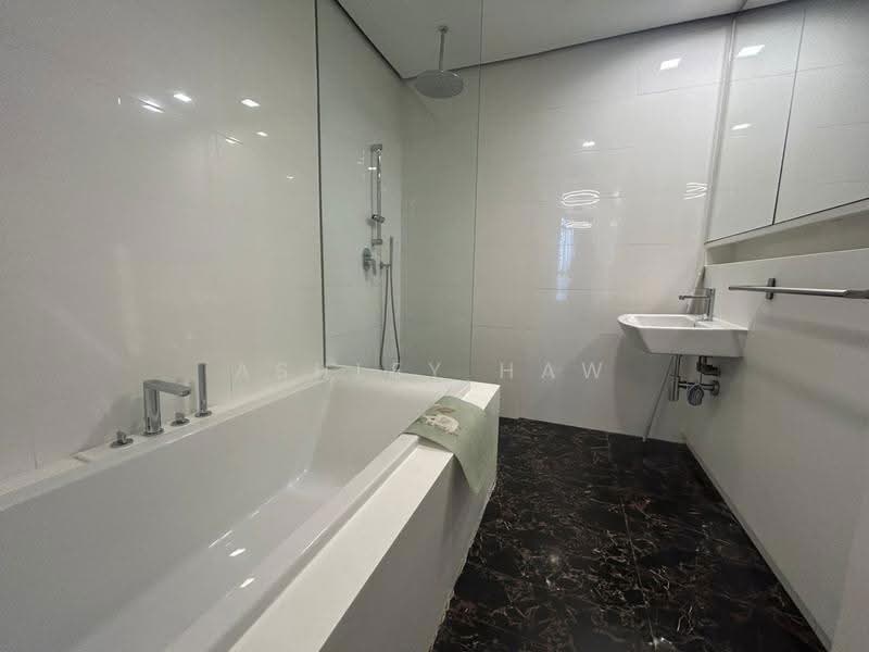 Kediaman Servis untuk Disewa di Arcoris Residences - Ashley Haw - Bathroom - PropertyGuru.com.my
