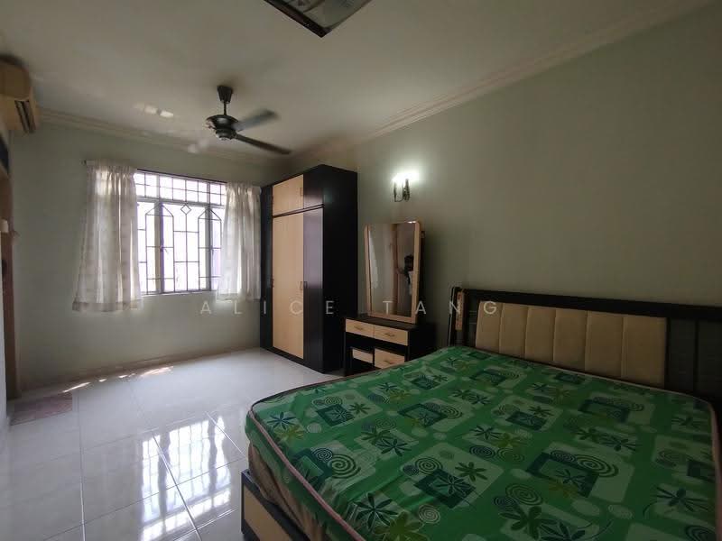 Pangsapuri untuk Disewa di Mentari Court - Alice Tang - Master Bedroom - PropertyGuru.com.my