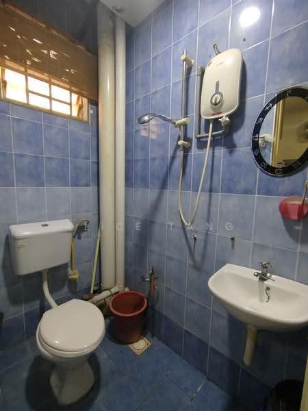 Pangsapuri untuk Disewa di Mentari Court - Alice Tang - Master bathroom - PropertyGuru.com.my