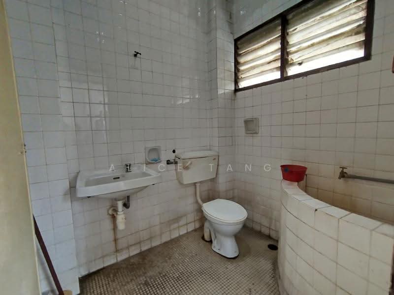 Shop / Office for Rent in Kampung Sungai Way (Petaling Jaya) - Alice Tang - Spacious toilet - PropertyGuru.com.my