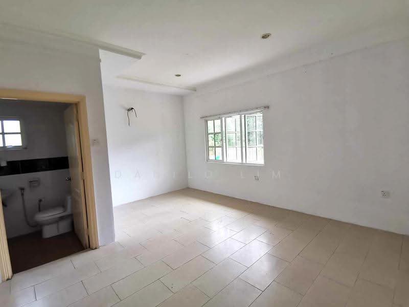 Bungalow House for Sale in College Heights Garden Resort (Setul) - Danilo Lim - Bathroom - PropertyGuru.com.my