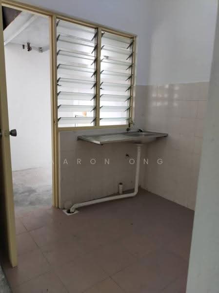 Pangsapuri untuk Dijual di Puchong Utama Court 2 - Aaron Ong - Kitchen - PropertyGuru.com.my