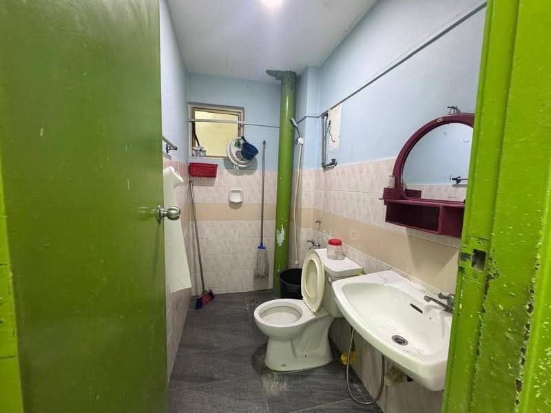 Service Residence for Sale at Taman Tampoi Indah - Wan Ning - Bathroom - PropertyGuru.com.my