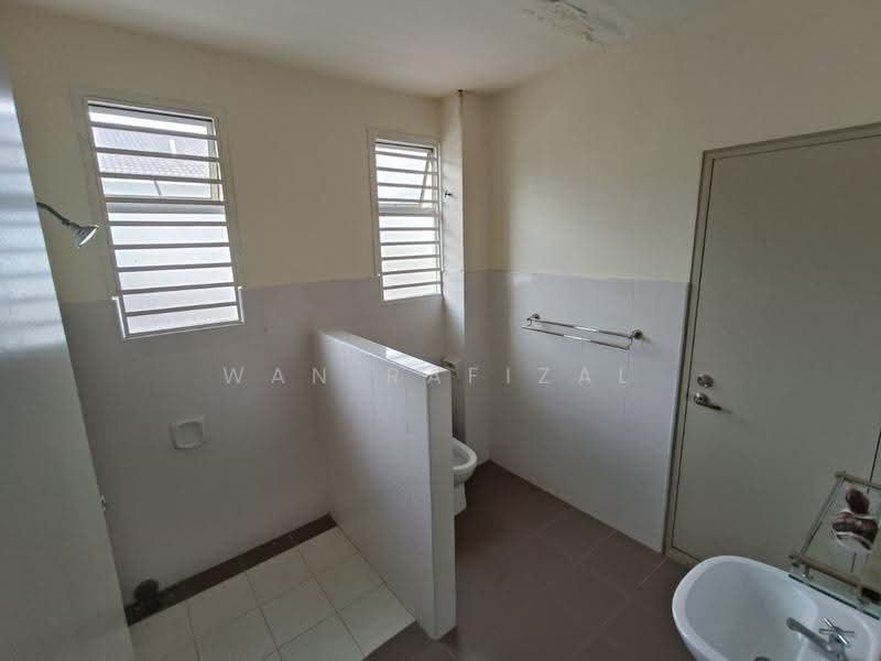 2-storey Terraced House for Sale in Bandar Enstek (Negeri Sembilan) - Wan Rafizal - Bathroom - PropertyGuru.com.my