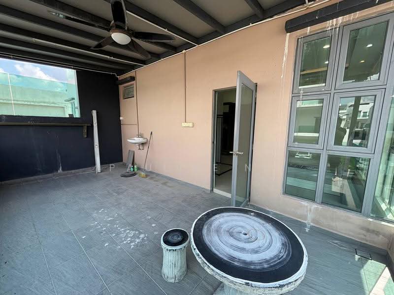 Kediaman Servis untuk Dijual di D'carlton (Residensi Seri Mega) - Pauline Ng - Balcony - PropertyGuru.com.my