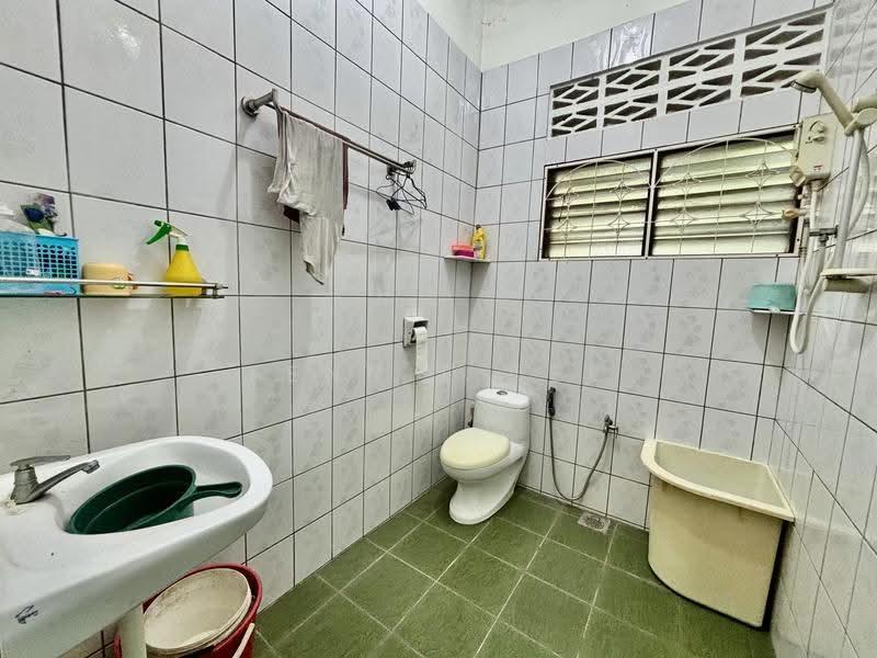 Rumah Berkembar untuk Disewa di Taman Antek Avenue (Teluk Intan) - Fennie Tee - Bathroom - PropertyGuru.com.my