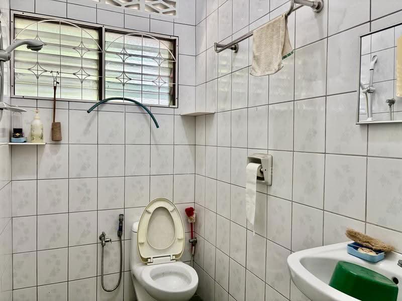 Rumah Berkembar untuk Disewa di Taman Antek Avenue (Teluk Intan) - Fennie Tee - Bathroom - PropertyGuru.com.my