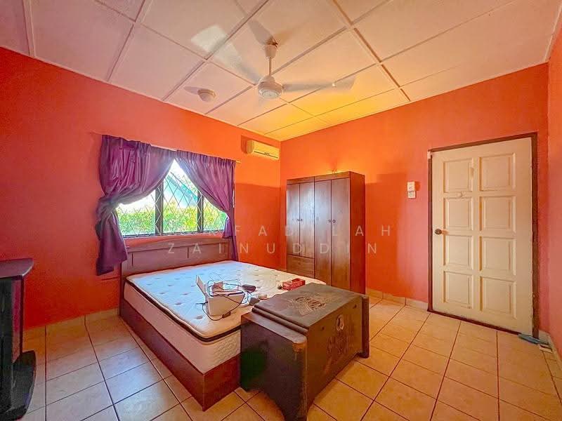Bungalow House for Sale in Saujana Utama (Selangor) - NORFADILAH ZAINUDDIN - Bedroom - PropertyGuru.com.my