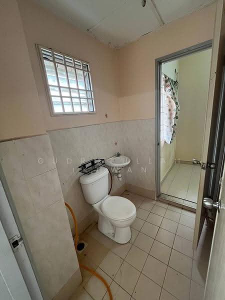 2-storey Terraced House for Sale in Seksyen 8 (Bangi) - Gudrotullah Ikhwan - Bathroom - PropertyGuru.com.my