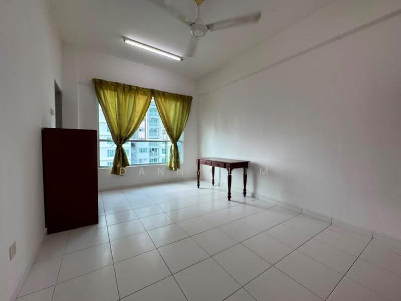 Kondominium untuk Dijual di The Golden Triangle Condominium - Danny Lim - Living Room - PropertyGuru.com.my