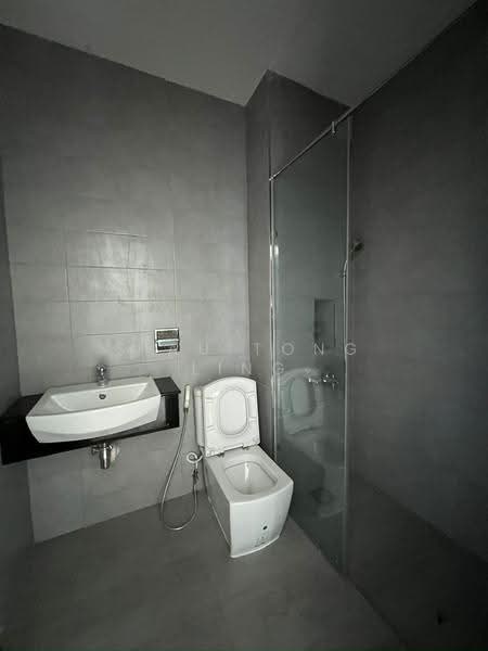 Kediaman Servis untuk Dijual di Paragon Suites @ CIQ - Siau Tong Ling - Bathroom - PropertyGuru.com.my