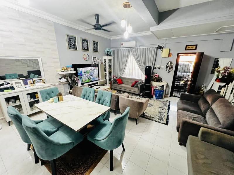 2.5-storey Terraced House for Sale in Taman Desa Karunmas (Balakong) - Wan Hilmi - Living Room - PropertyGuru.com.my