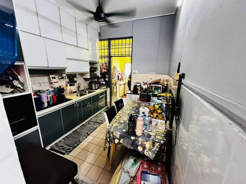 2.5-storey Terraced House for Sale in Taman Desa Karunmas (Balakong) - Wan Hilmi - Kitchen - PropertyGuru.com.my