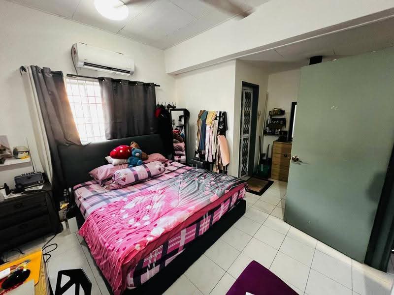 2.5-storey Terraced House for Sale in Taman Desa Karunmas (Balakong) - Wan Hilmi - Bedroom - PropertyGuru.com.my