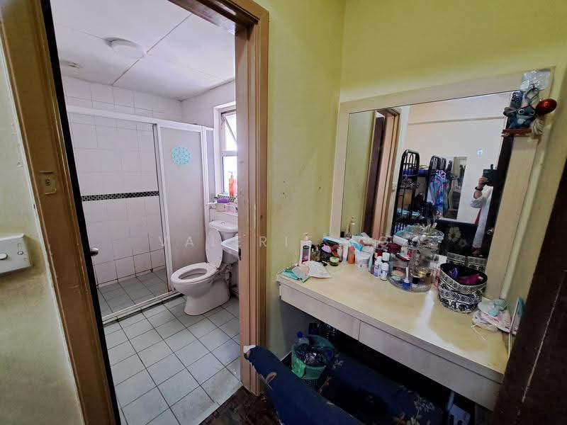 Condominium for Sale at Seri Maya Condominium - Valerie Ng - Master Bathroom - PropertyGuru.com.my