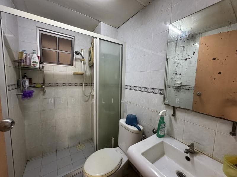 Condominium for Sale at Idaman Putera - Nur Alia Omar - Bathroom - PropertyGuru.com.my