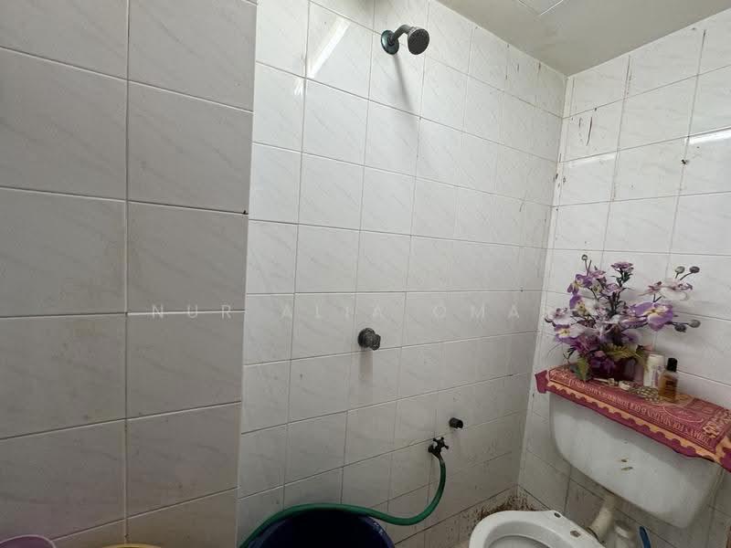 Condominium for Sale at Idaman Putera - Nur Alia Omar - Bathroom - PropertyGuru.com.my