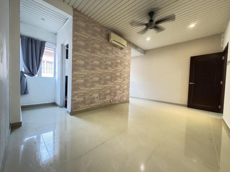 Rumah Teres 2-Tingkat untuk Dijual di Taman Wawasan (Puchong) - Jayden Lee - Living Room - PropertyGuru.com.my