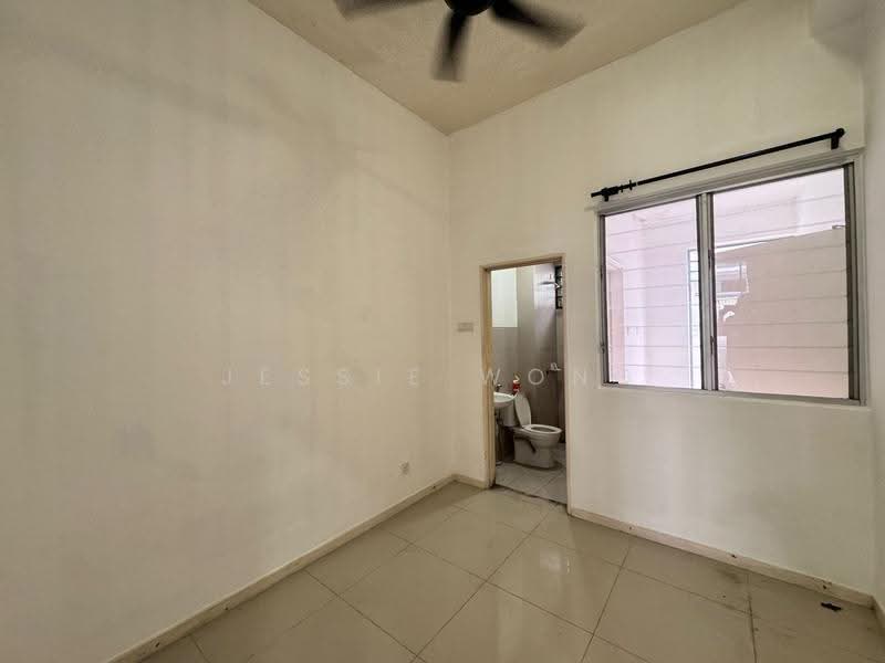 Terraced House for Sale in Bandar Country Homes (Rawang) - Jessie Wong - Bathroom - PropertyGuru.com.my