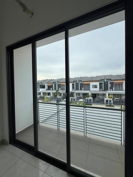 2-storey Terraced House for Sale in Telok Panglima Garang (Selangor) - Kartini Khairi - Balcony - PropertyGuru.com.my