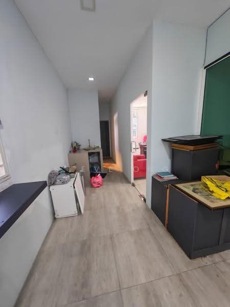 Shop for Sale in Bandar Puteri Puchong (Puchong) - Steve Ong - Corridor - PropertyGuru.com.my