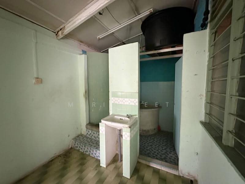 Rumah Teres 1-Tingkat untuk Dijual di Taman Batu Berendam Putra (Batu Berendam) - Mario Seet - Bathroom - PropertyGuru.com.my