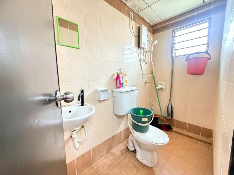 Pangsapuri untuk Dijual di Persanda 3 Apartment, Shah Alam - Shafika Shahidin - Bathroom - PropertyGuru.com.my