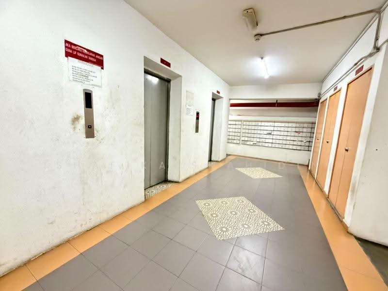 Pangsapuri untuk Dijual di Persanda 3 Apartment, Shah Alam - Shafika Shahidin - Corridor - PropertyGuru.com.my