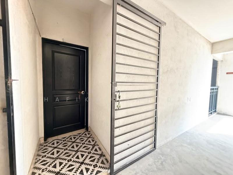 Pangsapuri untuk Dijual di Persanda 3 Apartment, Shah Alam - Shafika Shahidin - Entrance - PropertyGuru.com.my