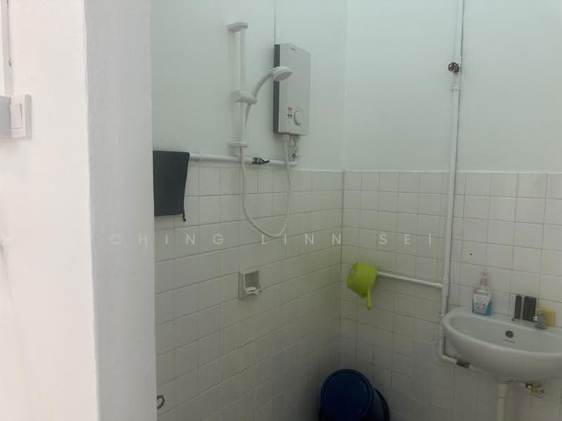 1.5-storey Terraced House for Sale in Kampung lapan (Melaka) - Ching Linn Sei - Bathroom - PropertyGuru.com.my