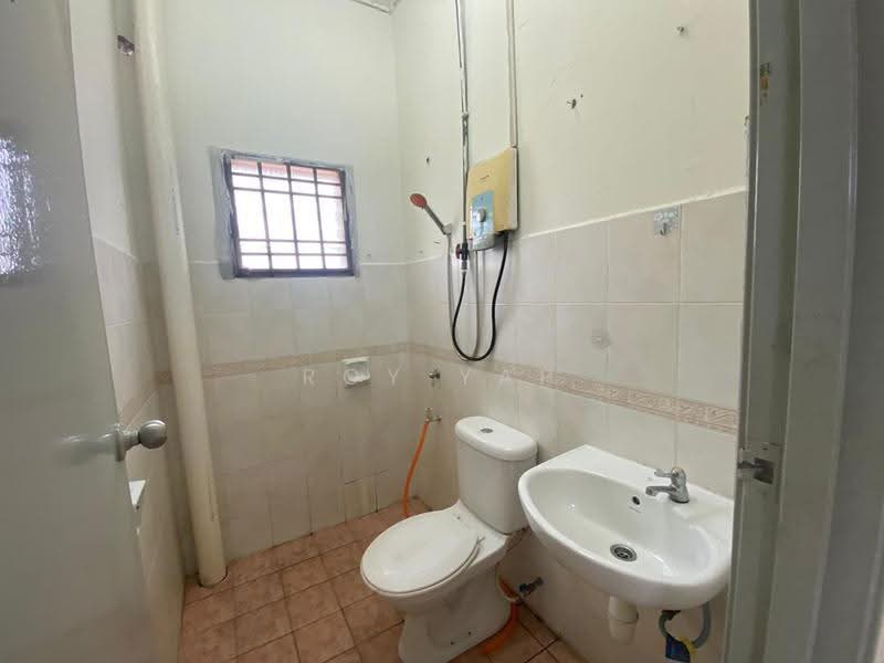 1.5-storey Terraced House for Rent in Bandar Seri Alam (Masai) - Roy Yap - Bathroom - PropertyGuru.com.my